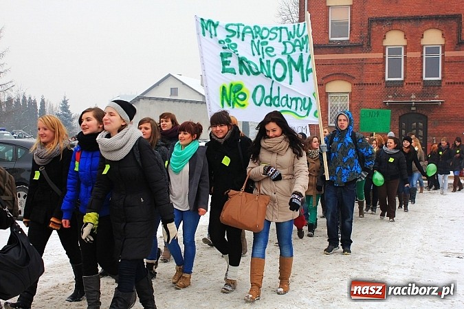 Zdjęcie w galerii na portalu naszraciborz.pl: Uczniowie Ekonomika protestują przed starostwem przeciwko likwidacji ich szkoły wiadomości z regionu