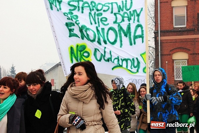 Zdjęcie w galerii na portalu naszraciborz.pl: Uczniowie Ekonomika protestują przed starostwem przeciwko likwidacji ich szkoły wiadomości z regionu