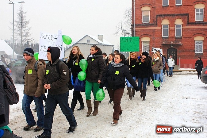 Zdjęcie w galerii na portalu naszraciborz.pl: Uczniowie Ekonomika protestują przed starostwem przeciwko likwidacji ich szkoły wiadomości z regionu