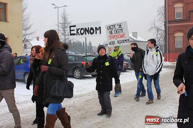 Zdjęcie w galerii na portalu naszraciborz.pl: Uczniowie Ekonomika protestują przed starostwem przeciwko likwidacji ich szkoły wiadomości z regionu