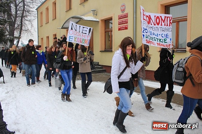 Zdjęcie w galerii na portalu naszraciborz.pl: Uczniowie Ekonomika protestują przed starostwem przeciwko likwidacji ich szkoły wiadomości z regionu