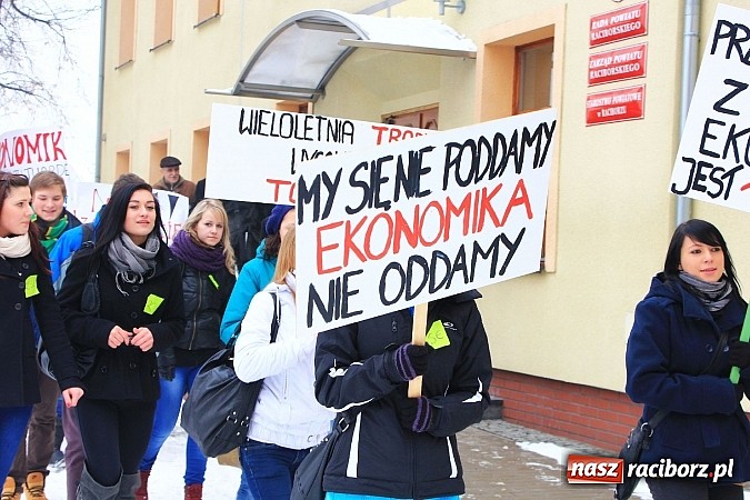 Zdjęcie w galerii na portalu naszraciborz.pl: Uczniowie Ekonomika protestują przed starostwem przeciwko likwidacji ich szkoły wiadomości z regionu