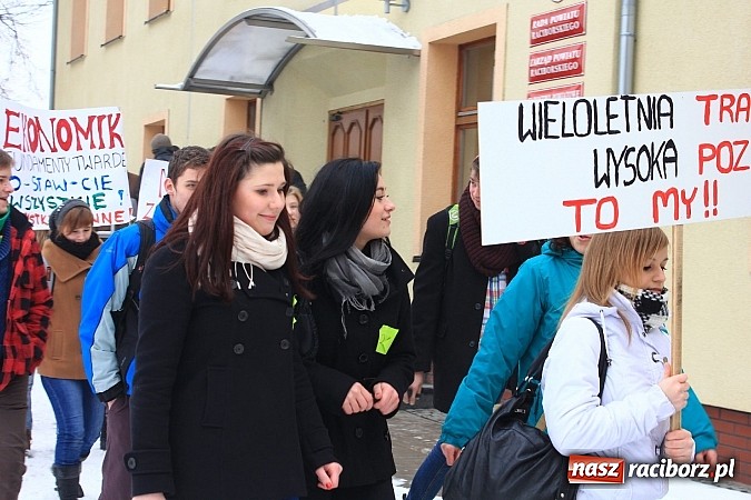 Zdjęcie w galerii na portalu naszraciborz.pl: Uczniowie Ekonomika protestują przed starostwem przeciwko likwidacji ich szkoły wiadomości z regionu