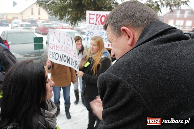 Zdjęcie w galerii na portalu naszraciborz.pl: Uczniowie Ekonomika protestują przed starostwem przeciwko likwidacji ich szkoły wiadomości z regionu