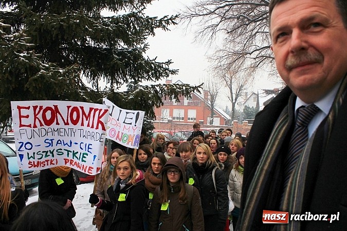 Zdjęcie w galerii na portalu naszraciborz.pl: Uczniowie Ekonomika protestują przed starostwem przeciwko likwidacji ich szkoły wiadomości z regionu
