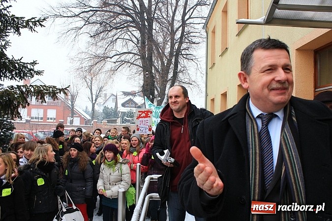 Zdjęcie w galerii na portalu naszraciborz.pl: Uczniowie Ekonomika protestują przed starostwem przeciwko likwidacji ich szkoły wiadomości z regionu