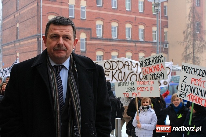 Zdjęcie w galerii na portalu naszraciborz.pl: Uczniowie Ekonomika protestują przed starostwem przeciwko likwidacji ich szkoły wiadomości z regionu