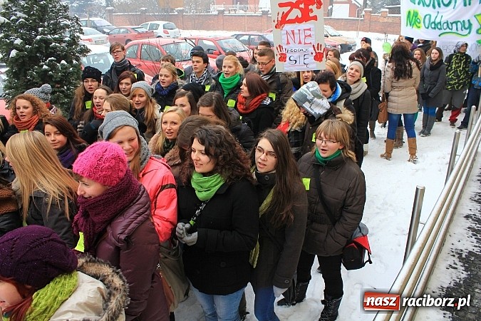 Zdjęcie w galerii na portalu naszraciborz.pl: Uczniowie Ekonomika protestują przed starostwem przeciwko likwidacji ich szkoły wiadomości z regionu
