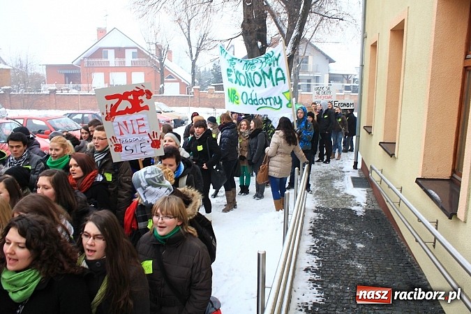 Zdjęcie w galerii na portalu naszraciborz.pl: Uczniowie Ekonomika protestują przed starostwem przeciwko likwidacji ich szkoły wiadomości z regionu