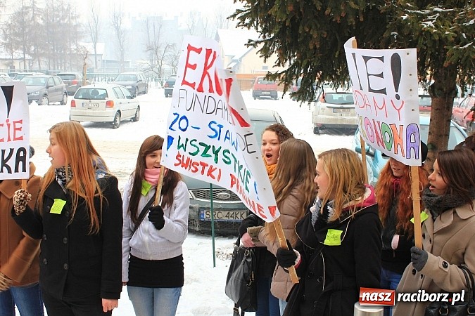Zdjęcie w galerii na portalu naszraciborz.pl: Uczniowie Ekonomika protestują przed starostwem przeciwko likwidacji ich szkoły wiadomości z regionu