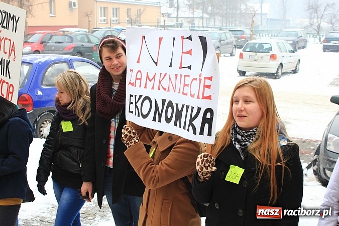 Zdjęcie w galerii na portalu naszraciborz.pl: Uczniowie Ekonomika protestują przed starostwem przeciwko likwidacji ich szkoły wiadomości z regionu