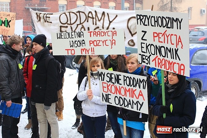 Zdjęcie w galerii na portalu naszraciborz.pl: Uczniowie Ekonomika protestują przed starostwem przeciwko likwidacji ich szkoły wiadomości z regionu