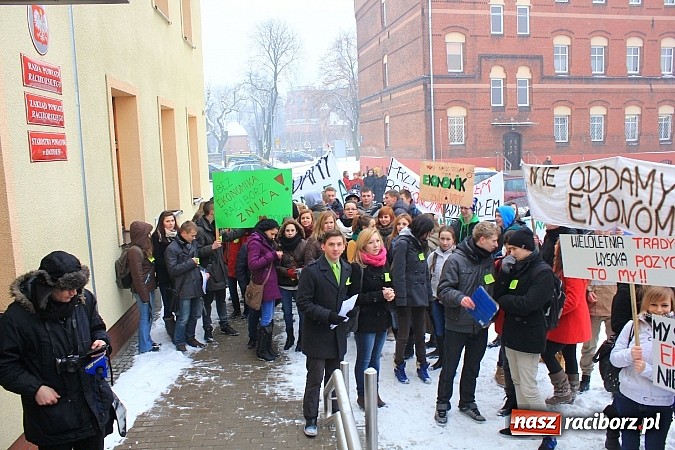 Zdjęcie w galerii na portalu naszraciborz.pl: Uczniowie Ekonomika protestują przed starostwem przeciwko likwidacji ich szkoły wiadomości z regionu