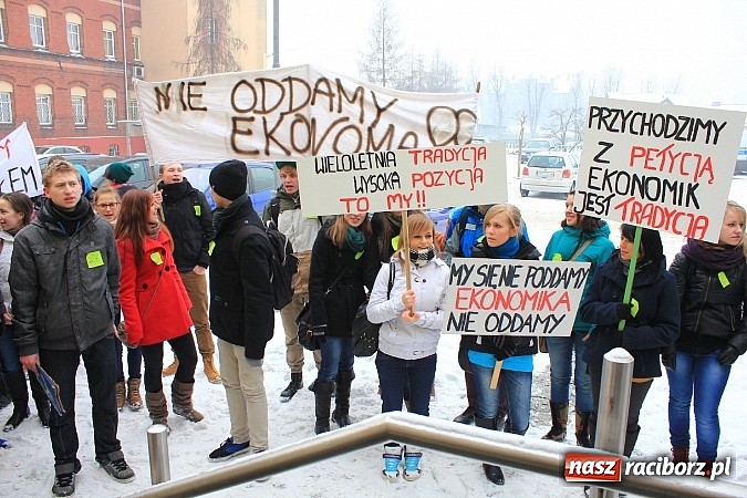 Zdjęcie w galerii na portalu naszraciborz.pl: Uczniowie Ekonomika protestują przed starostwem przeciwko likwidacji ich szkoły wiadomości z regionu