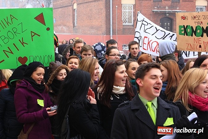 Zdjęcie w galerii na portalu naszraciborz.pl: Uczniowie Ekonomika protestują przed starostwem przeciwko likwidacji ich szkoły wiadomości z regionu
