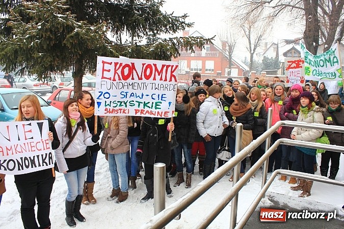 Zdjęcie w galerii na portalu naszraciborz.pl: Uczniowie Ekonomika protestują przed starostwem przeciwko likwidacji ich szkoły wiadomości z regionu