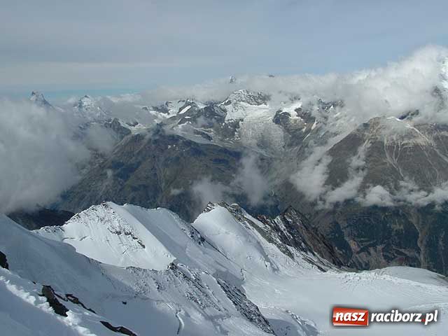 Zdjęcie w galerii na portalu naszraciborz.pl: Ksiądz zalicza szczyty wiadomości z regionu