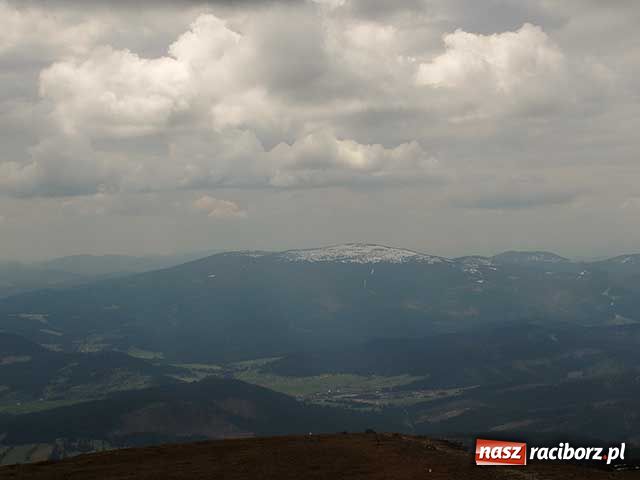 Zdjęcie w galerii na portalu naszraciborz.pl: Ksiądz zalicza szczyty wiadomości z regionu