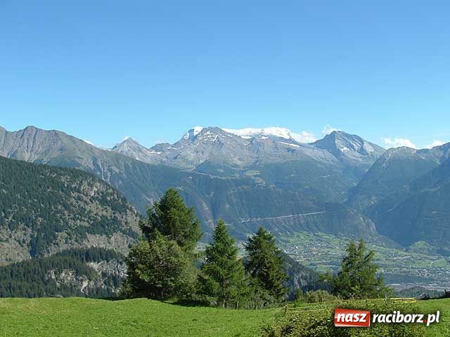 Zdjęcie w galerii na portalu naszraciborz.pl: Ksiądz zalicza szczyty wiadomości z regionu