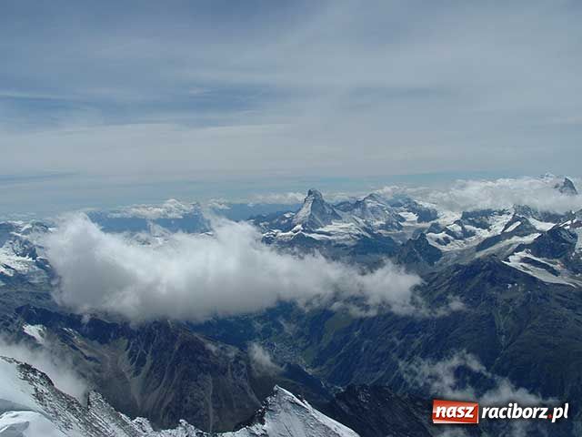 Zdjęcie w galerii na portalu naszraciborz.pl: Ksiądz zalicza szczyty wiadomości z regionu