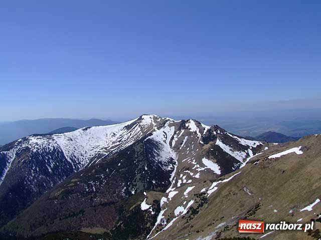 Zdjęcie w galerii na portalu naszraciborz.pl: Ksiądz zalicza szczyty wiadomości z regionu
