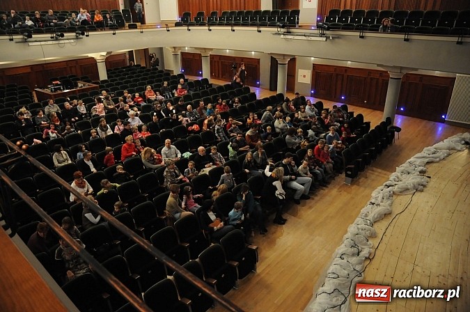 Zdjęcie w galerii na portalu naszraciborz.pl: Bielska Banialuka wystawiła w RCK-u Czerwonego Kapturka wiadomości z regionu