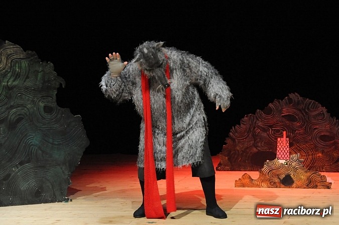 Zdjęcie w galerii na portalu naszraciborz.pl: Bielska Banialuka wystawiła w RCK-u Czerwonego Kapturka wiadomości z regionu