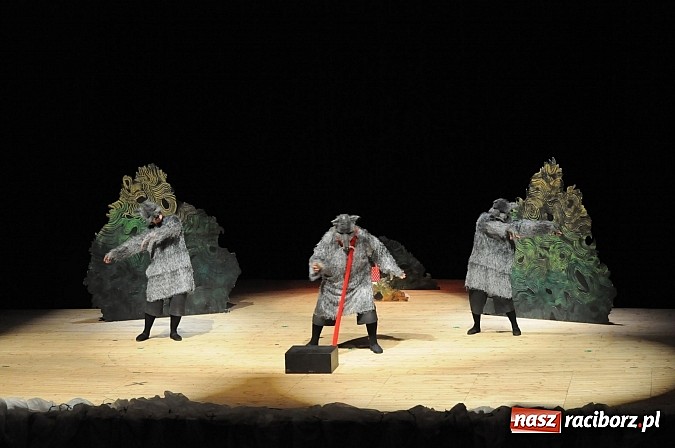 Zdjęcie w galerii na portalu naszraciborz.pl: Bielska Banialuka wystawiła w RCK-u Czerwonego Kapturka wiadomości z regionu