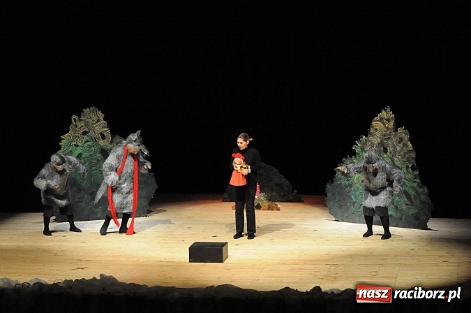 Zdjęcie w galerii na portalu naszraciborz.pl: Bielska Banialuka wystawiła w RCK-u Czerwonego Kapturka wiadomości z regionu