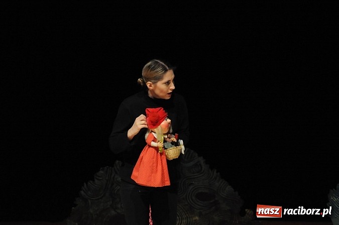 Zdjęcie w galerii na portalu naszraciborz.pl: Bielska Banialuka wystawiła w RCK-u Czerwonego Kapturka wiadomości z regionu