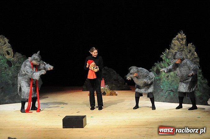 Zdjęcie w galerii na portalu naszraciborz.pl: Bielska Banialuka wystawiła w RCK-u Czerwonego Kapturka wiadomości z regionu