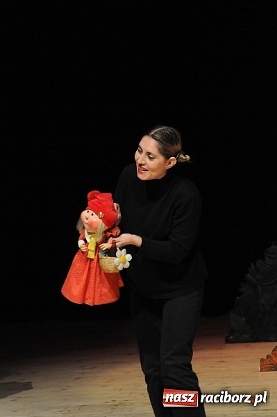 Zdjęcie w galerii na portalu naszraciborz.pl: Bielska Banialuka wystawiła w RCK-u Czerwonego Kapturka wiadomości z regionu