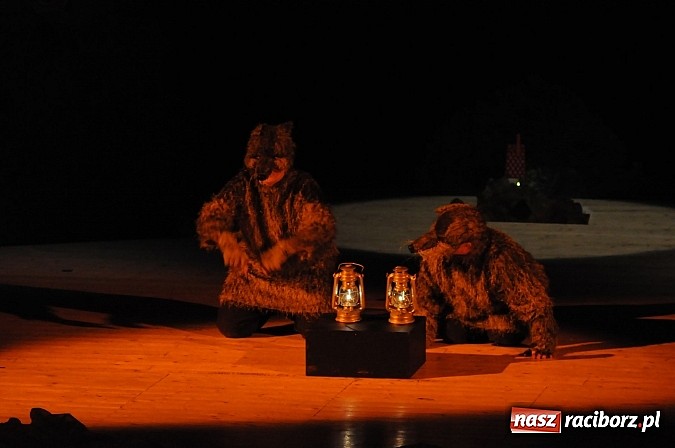 Zdjęcie w galerii na portalu naszraciborz.pl: Bielska Banialuka wystawiła w RCK-u Czerwonego Kapturka wiadomości z regionu