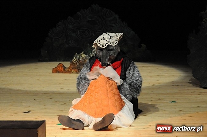 Zdjęcie w galerii na portalu naszraciborz.pl: Bielska Banialuka wystawiła w RCK-u Czerwonego Kapturka wiadomości z regionu