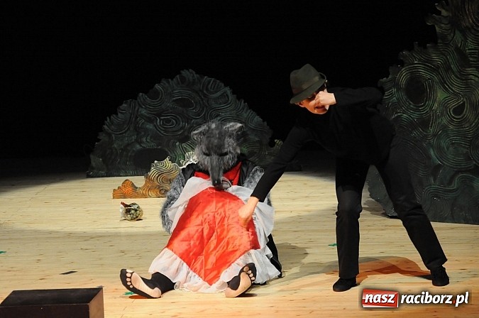 Zdjęcie w galerii na portalu naszraciborz.pl: Bielska Banialuka wystawiła w RCK-u Czerwonego Kapturka wiadomości z regionu