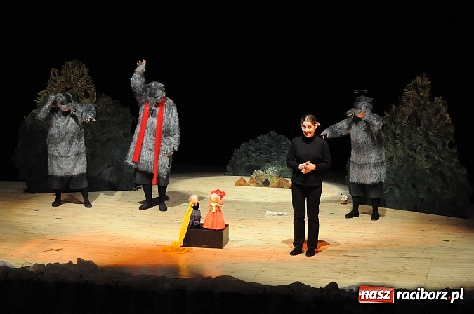 Zdjęcie w galerii na portalu naszraciborz.pl: Bielska Banialuka wystawiła w RCK-u Czerwonego Kapturka wiadomości z regionu