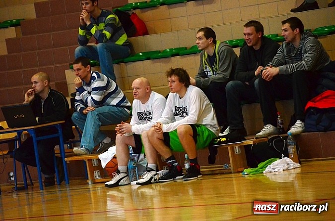Zdjęcie w galerii na portalu naszraciborz.pl: Koszykarska bitwa pod koniec XIII kolejki wiadomości z regionu