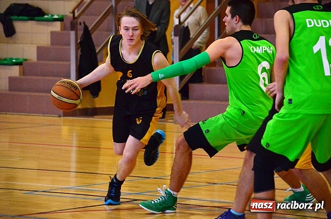 Zdjęcie w galerii na portalu naszraciborz.pl: Koszykarska bitwa pod koniec XIII kolejki wiadomości z regionu