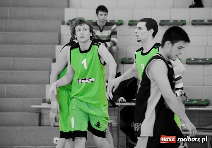 Zdjęcie w galerii na portalu naszraciborz.pl: Koszykarska bitwa pod koniec XIII kolejki wiadomości z regionu
