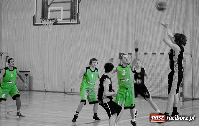 Zdjęcie w galerii na portalu naszraciborz.pl: Koszykarska bitwa pod koniec XIII kolejki wiadomości z regionu