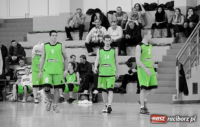 Zdjęcie w galerii na portalu naszraciborz.pl: Koszykarska bitwa pod koniec XIII kolejki wiadomości z regionu