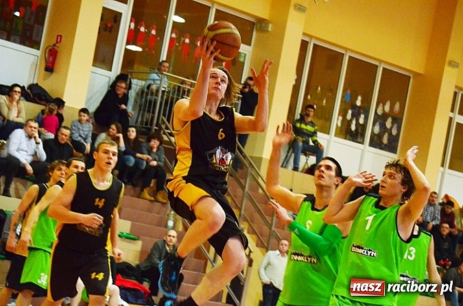 Zdjęcie w galerii na portalu naszraciborz.pl: Koszykarska bitwa pod koniec XIII kolejki wiadomości z regionu
