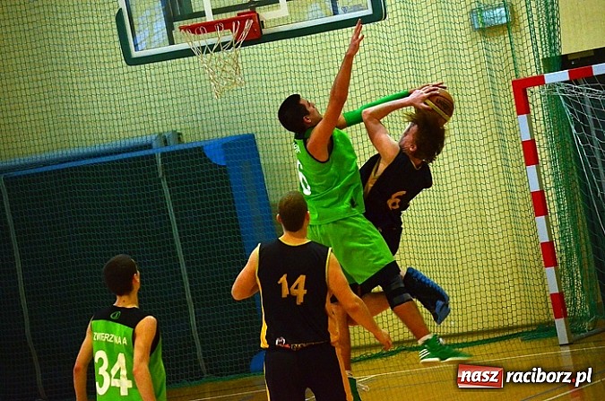 Zdjęcie w galerii na portalu naszraciborz.pl: Koszykarska bitwa pod koniec XIII kolejki wiadomości z regionu