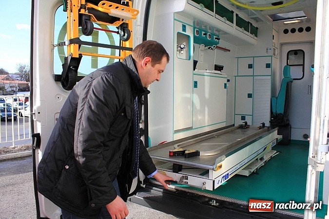 Zdjęcie w galerii na portalu naszraciborz.pl: Raciborski szpital będzie miał nowy ambulans wiadomości z regionu