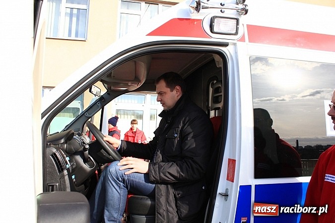 Zdjęcie w galerii na portalu naszraciborz.pl: Raciborski szpital będzie miał nowy ambulans wiadomości z regionu