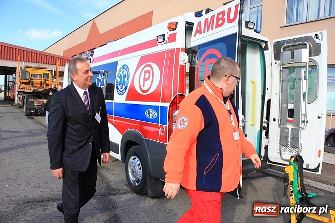 Zdjęcie w galerii na portalu naszraciborz.pl: Raciborski szpital będzie miał nowy ambulans wiadomości z regionu