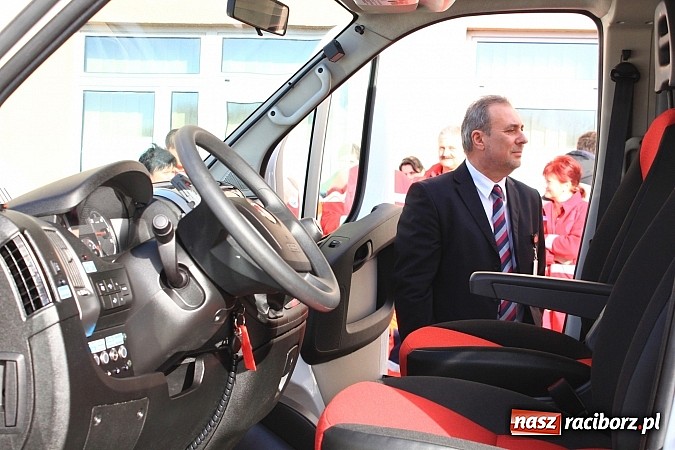 Zdjęcie w galerii na portalu naszraciborz.pl: Raciborski szpital będzie miał nowy ambulans wiadomości z regionu
