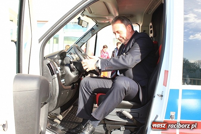 Zdjęcie w galerii na portalu naszraciborz.pl: Raciborski szpital będzie miał nowy ambulans wiadomości z regionu