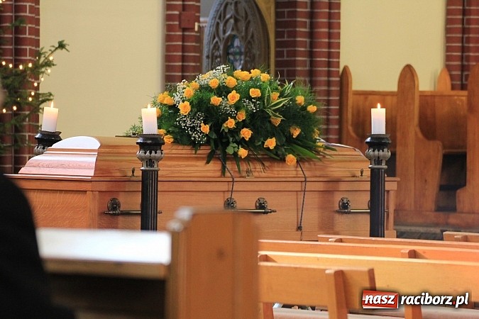 Zdjęcie w galerii na portalu naszraciborz.pl: Na Starej Wsi pożegnano prof. Mikołaja Hüttera wiadomości z regionu