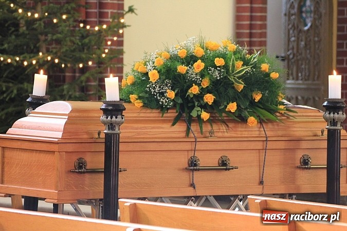 Zdjęcie w galerii na portalu naszraciborz.pl: Na Starej Wsi pożegnano prof. Mikołaja Hüttera wiadomości z regionu